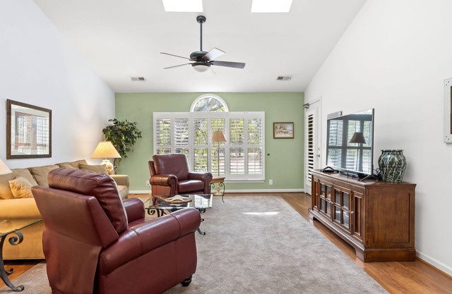 Pet-Friendly upstairs Villa at Sunset Beach