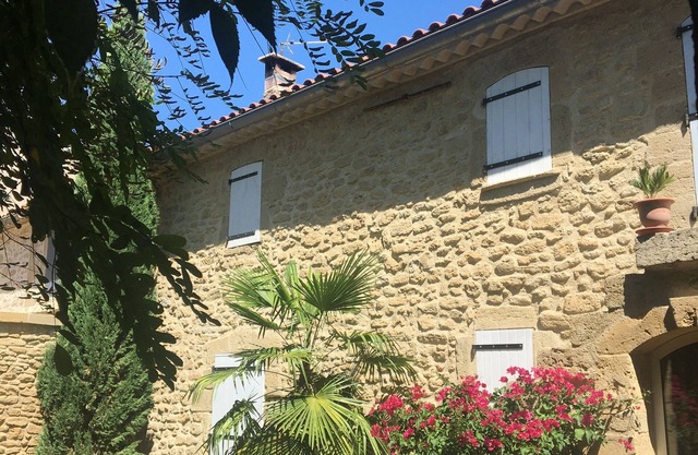 Petit mas Dans Village Provençal