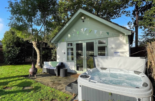 PHEASANT LODGE, romantic, with hot tub in Wimborne Minster