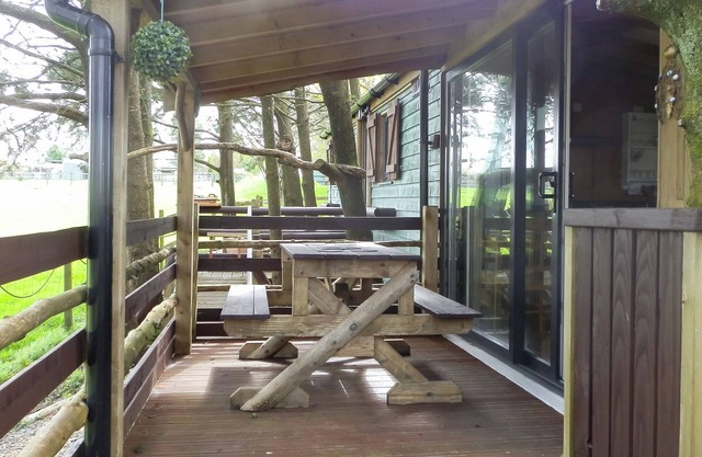 Pick it for its beautiful location and close proximity to numerous pubs and restaurants.