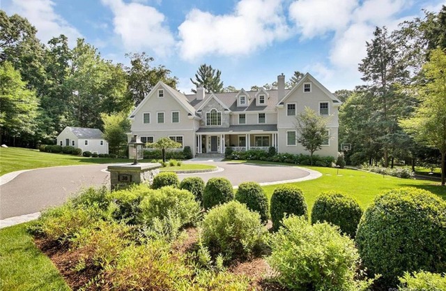 Pied-à-terre in prestigious Long Lots area of Westport