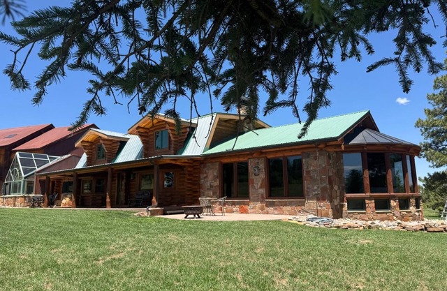 Pine Grove Estate: Beautiful Log home on 40 acres with fantastic Mountain Views