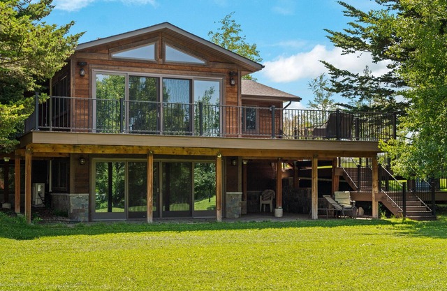 Pine Tree Haven - Large home just north of Bozeman with a hot tub and views!