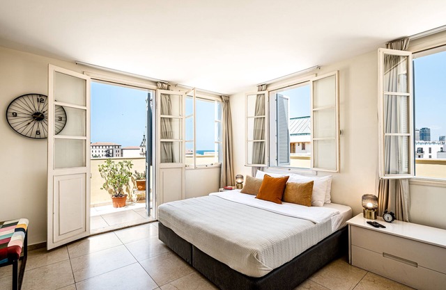 Pink & Blondie ApartHotel - by Loginn