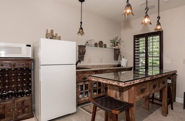 Pinnacle Luxury Apt awesome location & life style!