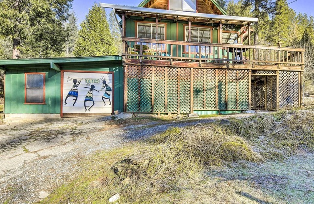 Pioneer Cabin Retreat w/ Grill & Mtn Views!