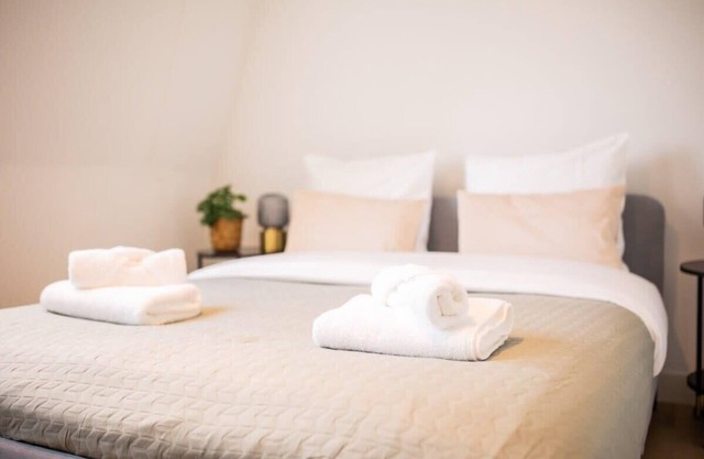 Pivotal 1 Bed Serviced Apartment 64m2 -ESS38P-