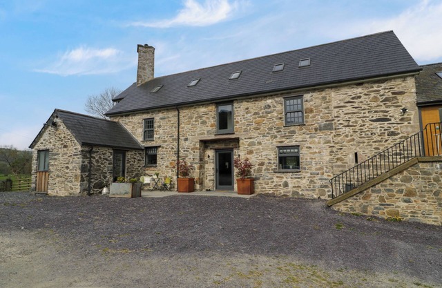 PLAS GLAN YR AFON, family friendly, with hot tub in Llangernyw