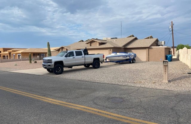 Plenty of Room to park your toys, 1/2 mile from Windsor Launch Ramp w/lake view.