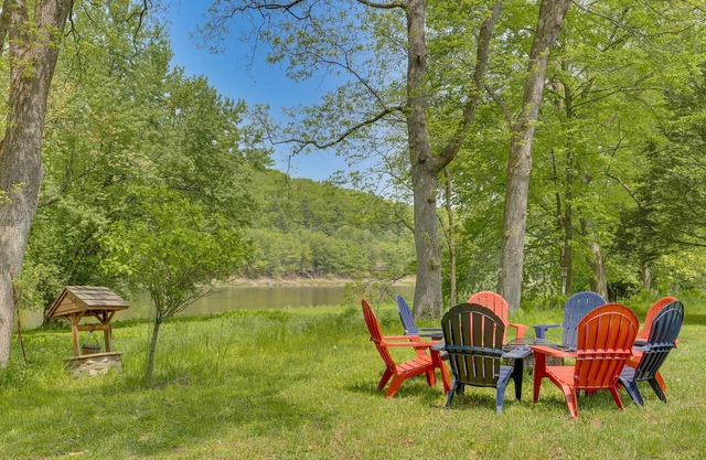 Pocono Dog Friendly Home on Delaware River!