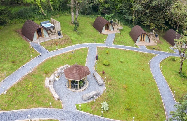 Pods @ Broadway Standard with hot tub