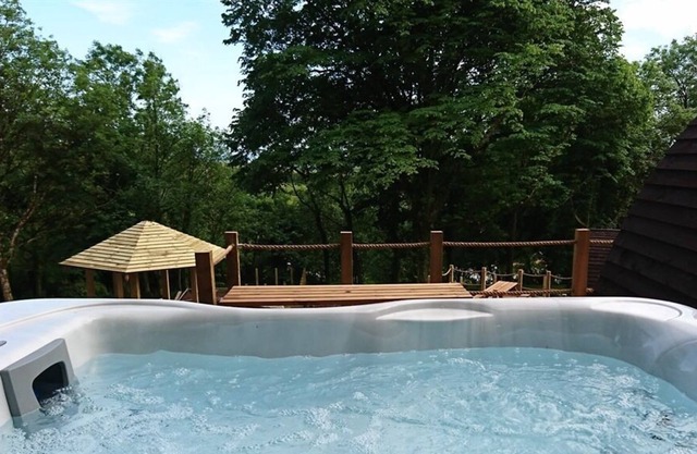 Pods @ Broadway with Hot tub