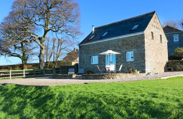 POLLY'S BOWER, pet friendly, luxury holiday cottage in Landrake