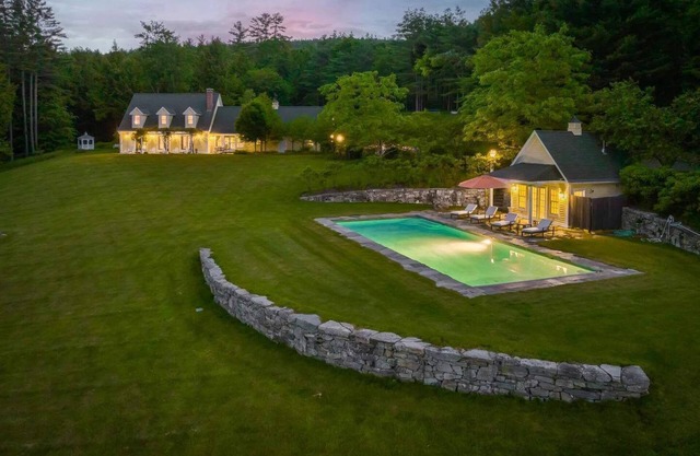 Pond, Pool, Mountain Views - Au Bout du Chemin