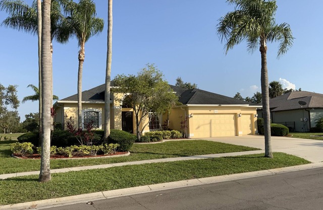 Pool and heated spa, 3 bedroom, 2 baths, golf, beaches, safe community.