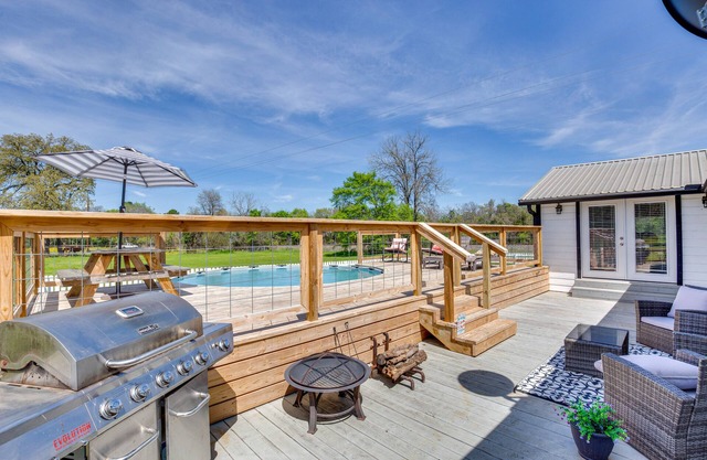 Pool, Grill & Fire Pit: Grapeland Farm Retreat