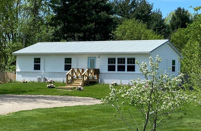 POOL, HOT TUB, PET FRIENDLY FENCED IN YARD RETREAT CLOSE TO LAKE MICHIGAN!
