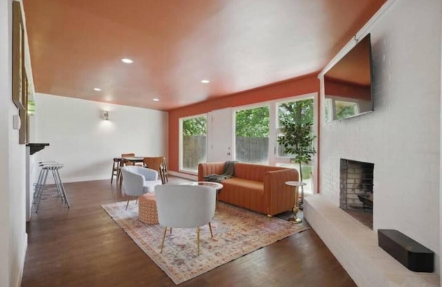 Pool Table : Sleeps 8 : 5 min to TTU