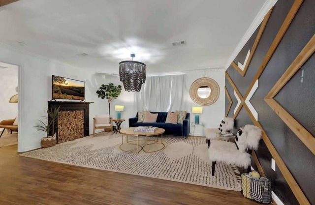 Poplar Place Mod With Hot Tub - 1 mi to Main Street