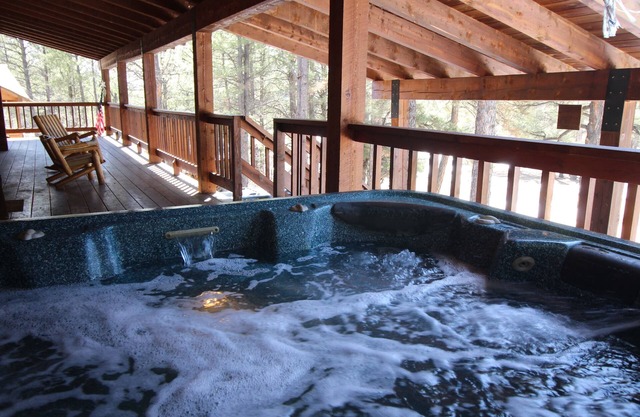Popular Log Home. Perfect for Family Getaway! Close to Town. Hot Tub.