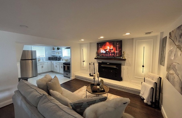 Posh 2 levels house 5 bedrooms, 2 bathrooms, near by BWI airport and Annapolis.