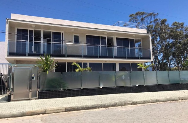 Praia da Pinheira, alto padrão, 5 dormitórios, 4 BWC, climatizada 150 m praia