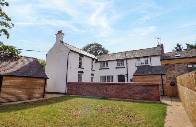 PREESGWEENE FARMHOUSE, pet friendly, with open fire in Weston Rhyn