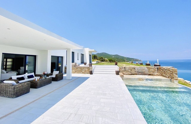 Prestigious villa at the water's'edge - Pietracorbara
