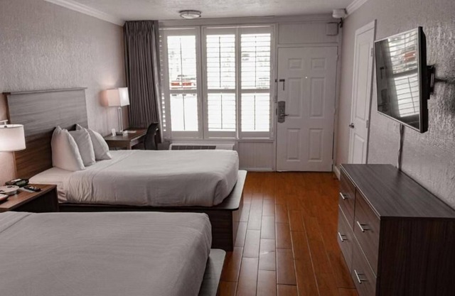 Prime Location! 3 Comfortable Units, Free Parking, Near Melbourne Greyhound Park