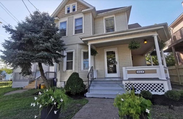Prime location! 4 bedroom house located right next to the casino and the falls