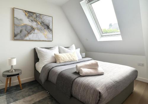 Prime Location! Cozy Stay by Riverside,Tube, Shops