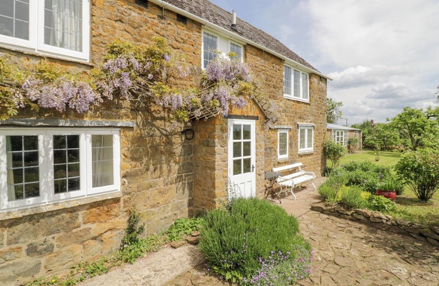 PRIORS MEAD, pet friendly, character holiday cottage in Cropredy