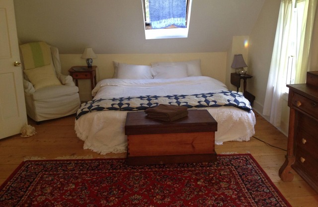 Priv 2nd fl suite-Kingbd; Sit rm w/minibar; prv bath; separate entran nr Acadia