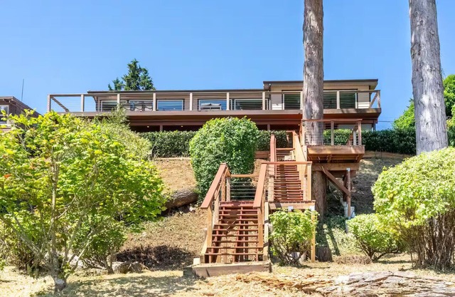 Private Beach Retreat + Hot tub + Kayak + Mt Rainier View