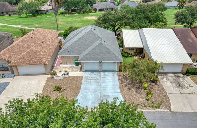 Private Fenced Backyard Pet Friendly Garage Parking