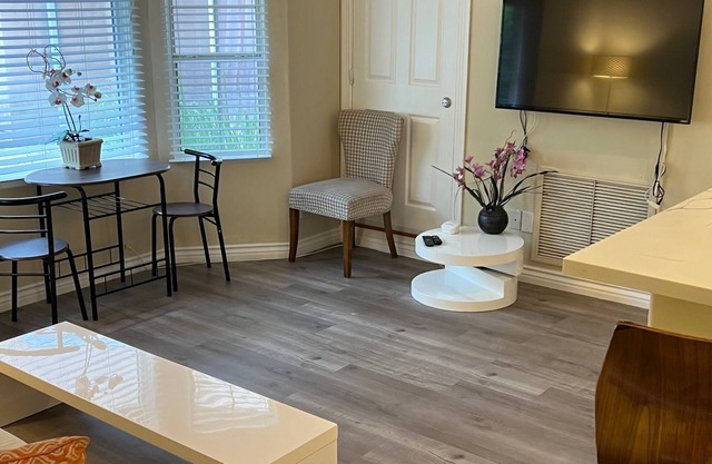 Private GH home for 4 with TV, AC and WiFi close to Universal Studio/Hollywood