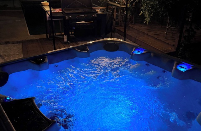 Private Hot Tub, Deep Pool, Fire Pit, 3 King, 1 Queen, TV!