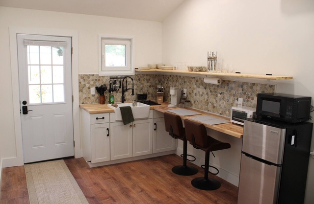 Private Master Suite - 1 Bed 1 Bath 1 Futon 1 Kitchen