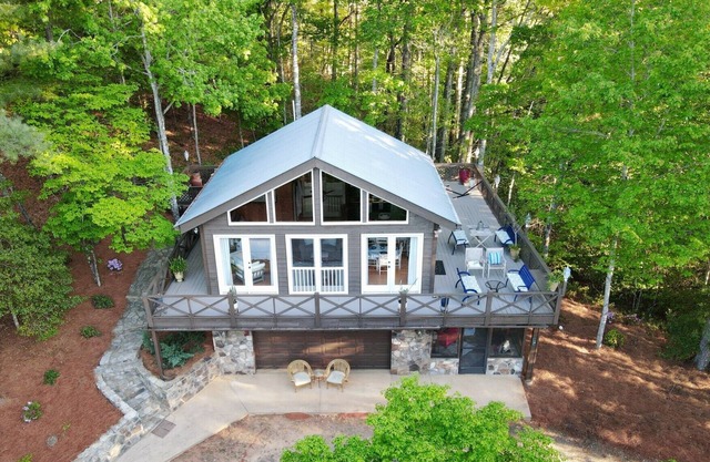 Private Mountain Treehouse w/Open floor plan & Lake Rabun Views