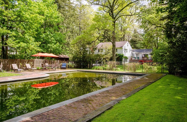 Private Pool and Grounds with 4 Bedroom Family House with Home Office for You