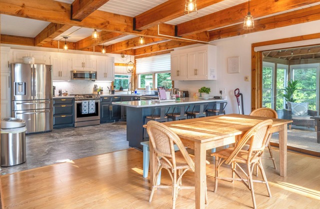 Private Pool & Screened Deck: Mashpee Home!