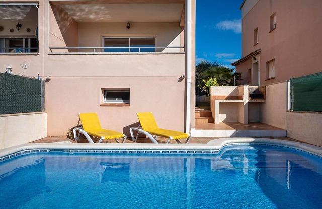 Private Pool Villa for 8 with Large Terrace, Wi-Fi, and A/C, 1km from Beach in Creixell