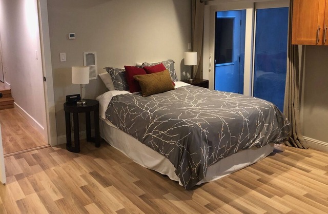 Private Quiet Studio with Own Entrance, Bath, Kitchenette