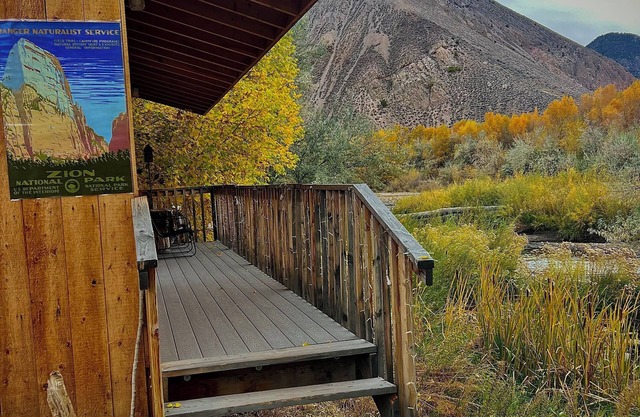 PRIVATE RIVER BRYCE CANYON THEMED CABIN WITH COMPLIMENTARY BREAKFAST & HOT TUBS