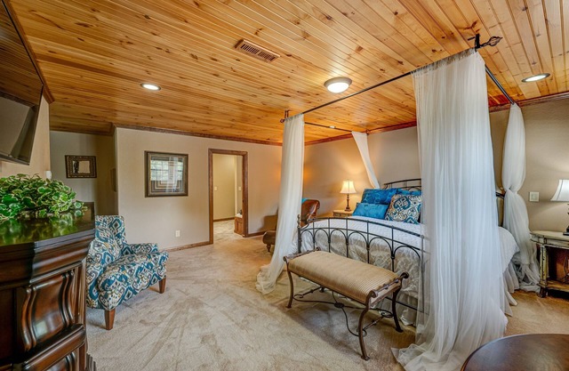 Private Romantic Suite at Willow Creek Falls Lodge