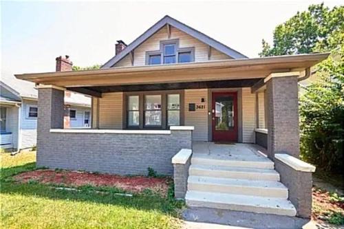 Private Room in an Elegant Home- Convenient to Downtown Indianapolis