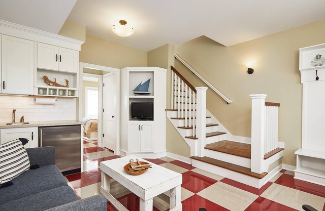 Pure Michigan at its Best, Heated Pool,Free golf,sleeps 8