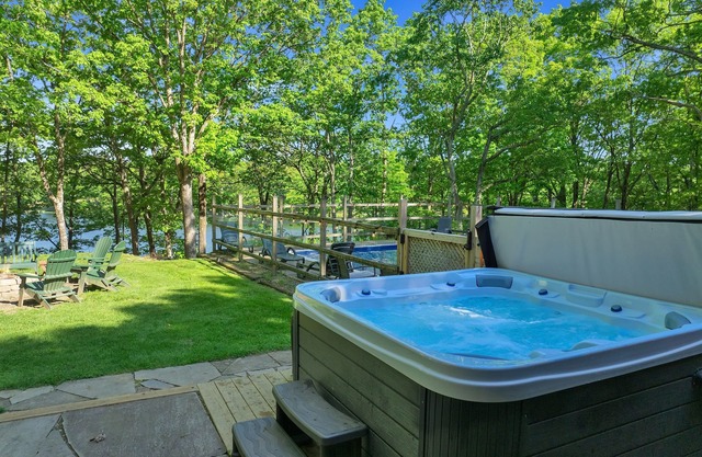 Pvt Hot Tub, Lakefront, Foliage, Heated Pool, Hike Ping Pong, Foosball