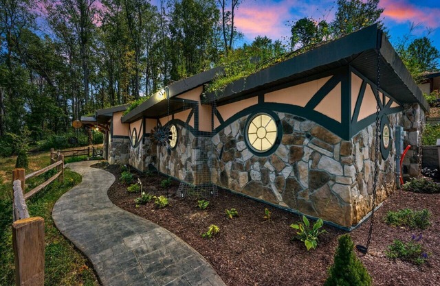 Quail's Landing – A Hobbit Hole! Kodak, TN, short drive from the Great Smokies!