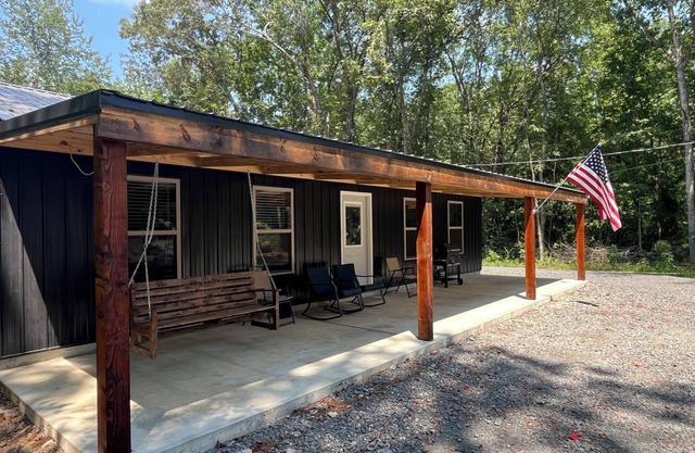 Quaint cabin, 1/4 mile from Sugar Loaf Marina boat launch on Greers Ferry Lake.